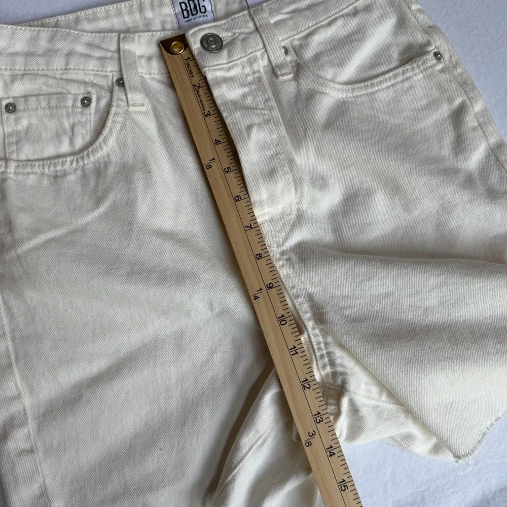 BDG Urban Outfitters 90s Long Inseam Short Cream Denim Womens Size 29 NWT